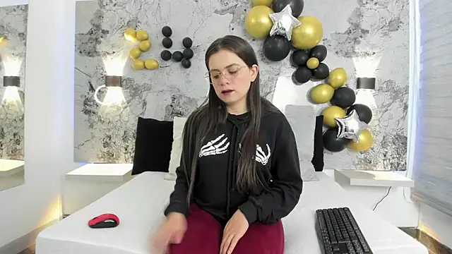 ZOE LE online show from April 15, 12:01 pm