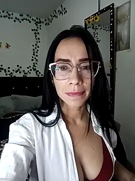 Snapshot of YaraDuartee chatting on February 4, 1:00 am YaraDuartee online show from February 4, 1:00 am