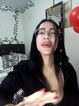 Snapshot of YaraDuartee chatting on February 19, 1:23 am YaraDuartee online show from February 19, 1:23 am