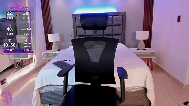 Caroline Millerr online show from November 14, 9:02 pm