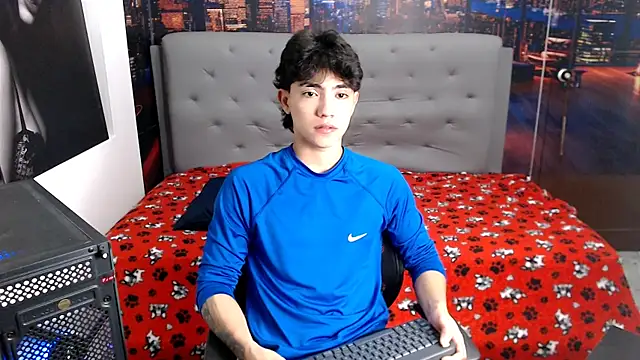 Snapshot of RomeoMillerr chatting on July 18, 12:15 am RomeoMillerr online show from July 18, 12:15 am