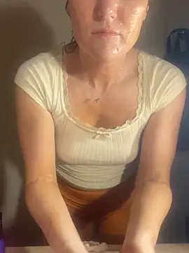Snapshot of sexybriiiixoxo chatting on May 15, 1:34 am sexybriiiixoxo online show from May 15, 1:34 am