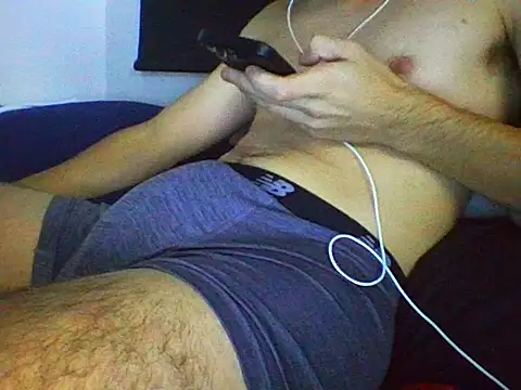 Snapshot of AlbertoRuiz086 chatting on October 16, 6:14 am AlbertoRuiz086 online show from October 16, 6:14 am