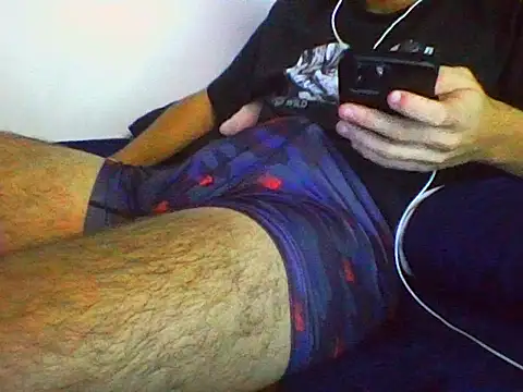 Snapshot of AlbertoRuiz086 chatting on October 27, 7:34 am AlbertoRuiz086 online show from October 27, 7:34 am