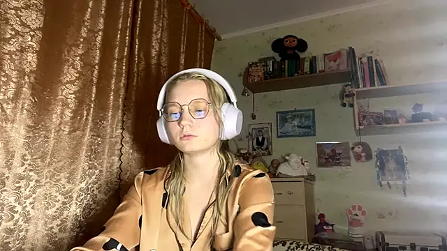 Snapshot of xX_Looola_Xx chatting on October 2, 7:21 pm xX Looola Xx online show from October 2, 7:21 pm