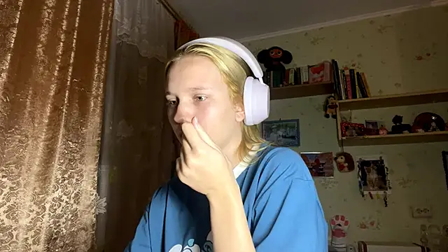 Snapshot of xX_Looola_Xx chatting on October 3, 4:04 pm xX Looola Xx online show from October 3, 4:04 pm