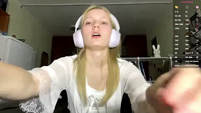 Snapshot of xX_Looola_Xx chatting on October 27, 3:05 pm xX Looola Xx online show from October 27, 3:05 pm