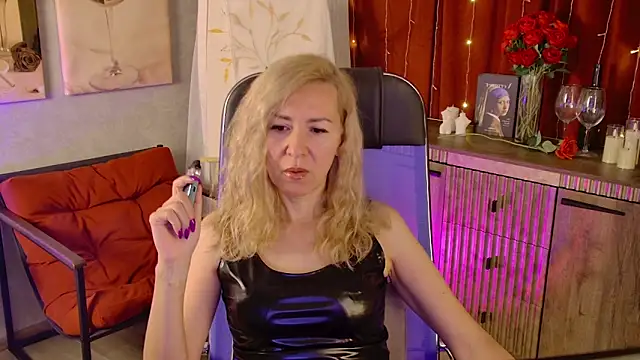 Snapshot of DonnaSmitth chatting on June 2, 6:43 pm DonnaSmitth online show from June 2, 6:43 pm