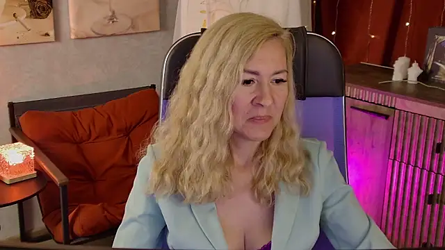 Snapshot of DonnaSmitth chatting on June 15, 7:49 pm DonnaSmitth online show from June 15, 7:49 pm
