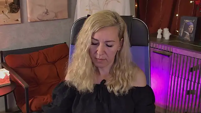 Snapshot of DonnaSmitth chatting on June 16, 6:43 pm DonnaSmitth online show from June 16, 6:43 pm