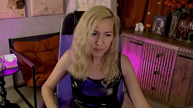 Snapshot of DonnaSmitth chatting on June 23, 7:01 pm DonnaSmitth online show from June 23, 7:01 pm