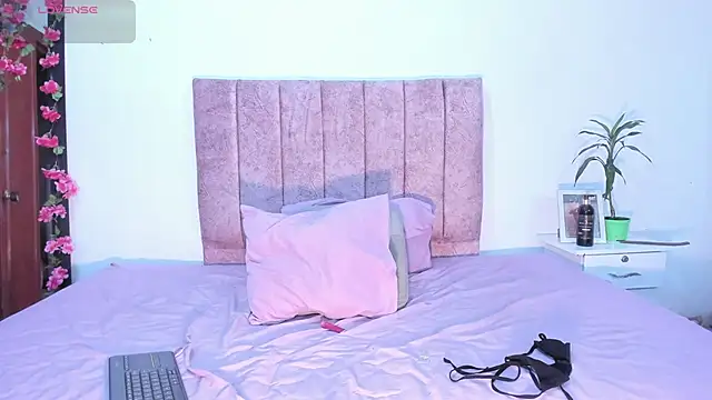 Snapshot of Mila_1wood chatting on February 8, 12:41 pm Mila 1wood online show from February 8, 12:41 pm