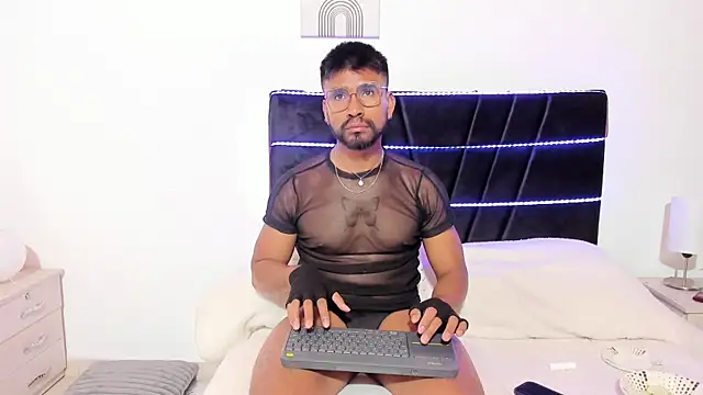 Taylormaccurdy  online show from November 5, 2:50 pm