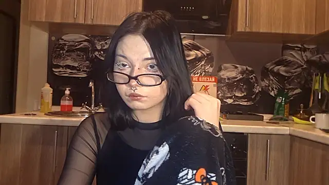 Snapshot of Beeping_Creature chatting on February 8, 6:11 pm Beeping Creature online show from February 8, 6:11 pm