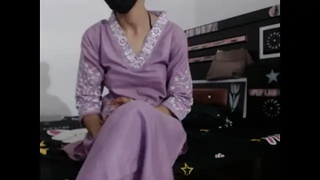 Snapshot of sexy_yuvi chatting on October 21, 10:54 pm sexy yuvi online show from October 21, 10:54 pm