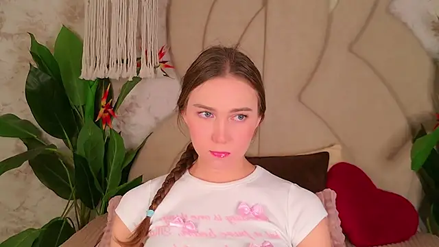 Snapshot of OliviaLay chatting on November 16, 6:19 am OliviaLay online show from November 16, 6:19 am