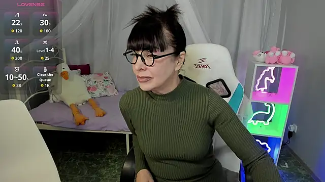 Snapshot of LindaRomero chatting on October 8, 9:18 am LindaRomero online show from October 8, 9:18 am