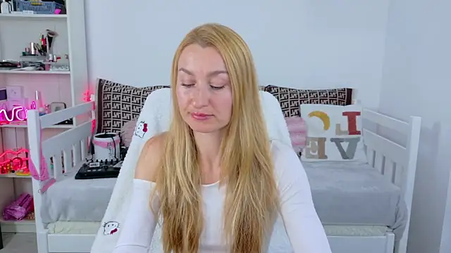 MysticRoxanne online show from December 21, 10:44 am