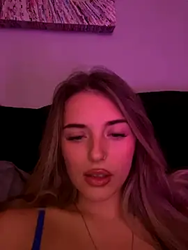 Snapshot of EllieEllxx chatting on October 18, 7:14 pm EllieEllxx online show from October 18, 7:14 pm