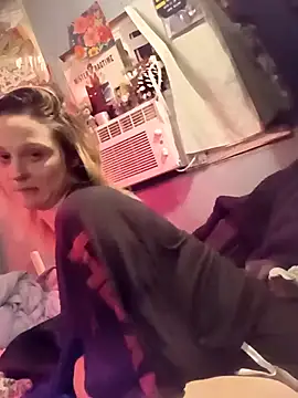 Snapshot of Queen2454 chatting on February 18, 10:00 am Queen2454 online show from February 18, 10:00 am