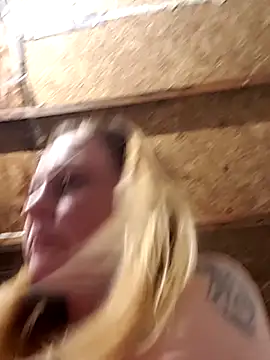 Snapshot of Queen2454 chatting on March 6, 9:39 am Queen2454 online show from March 6, 9:39 am