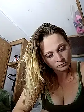 Snapshot of Queen2454 chatting on April 15, 7:59 am Queen2454 online show from April 15, 7:59 am