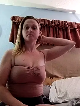 Snapshot of Queen2454 chatting on April 24, 10:07 am Queen2454 online show from April 24, 10:07 am
