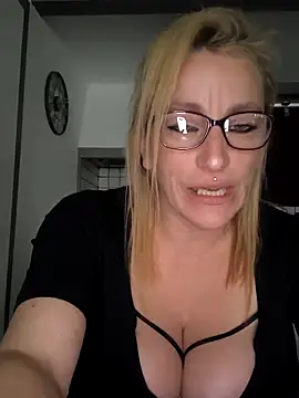 Fifi83Bell online show from April 13, 2:44 pm