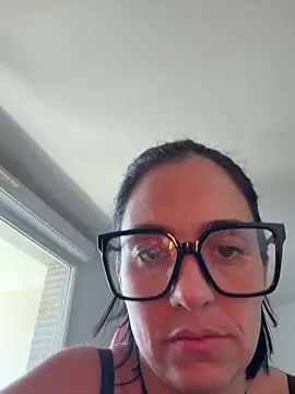 LaPetiteKim online show from April 14, 12:00 pm