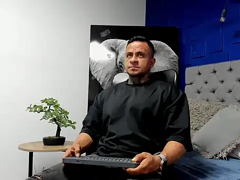 Snapshot of ZEUS-KING chatting on October 3, 12:40 am ZEUS-KING online show from October 3, 12:40 am