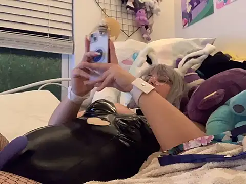 Snapshot of sadgirlsocial chatting on October 9, 6:22 am sadgirlsocial online show from October 9, 6:22 am