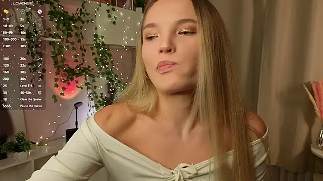 JulieLupo online show from November 14, 6:12 am