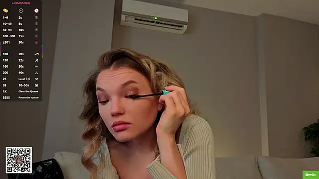 JulieLupo online show from January 18, 6:06 am