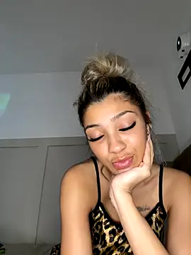 Honeyyyxo online show from November 1, 11:45 am