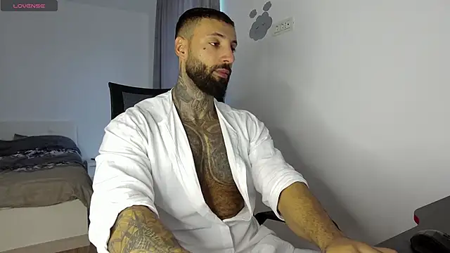 Snapshot of MasculineGuy99 chatting on October 16, 6:03 am MasculineGuy99 online show from October 16, 6:03 am