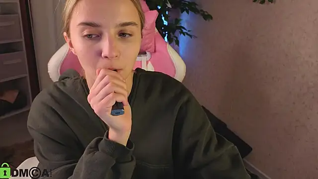 L1na Reeds online show from April 9, 1:16 am