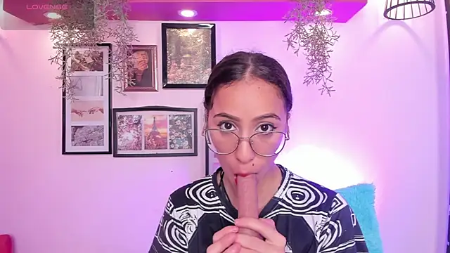 Alana Martinez  online show from October 11, 12:47 pm