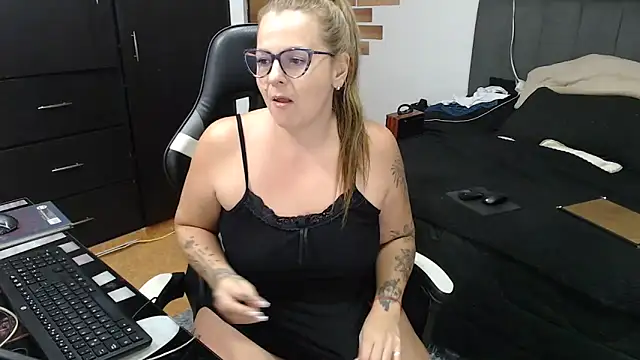 perlagoloza05 online show from February 18, 2:51 am