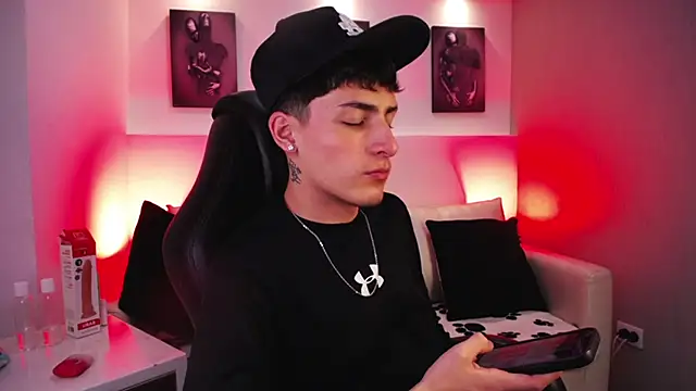 Snapshot of MateoMitchell chatting on January 16, 4:38 am MateoMitchell online show from January 16, 4:38 am