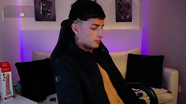 Snapshot of MateoMitchell chatting on January 19, 6:06 am MateoMitchell online show from January 19, 6:06 am