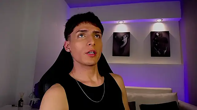 Snapshot of MateoMitchell chatting on February 2, 5:28 am MateoMitchell online show from February 2, 5:28 am