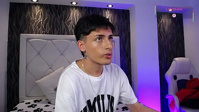 Snapshot of MateoMitchell chatting on February 3, 4:21 am MateoMitchell online show from February 3, 4:21 am