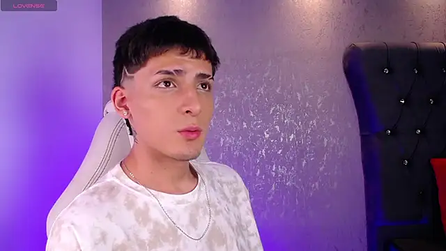 Snapshot of MateoMitchell chatting on February 5, 4:06 am MateoMitchell online show from February 5, 4:06 am