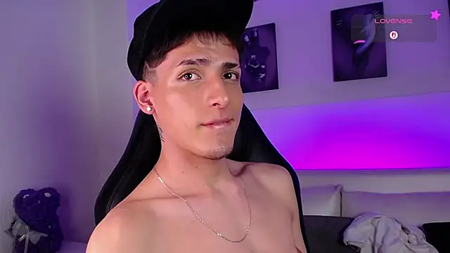 Snapshot of MateoMitchell chatting on February 10, 5:11 am MateoMitchell online show from February 10, 5:11 am