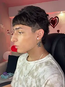 Snapshot of MateoMitchell chatting on February 20, 4:20 am MateoMitchell online show from February 20, 4:20 am