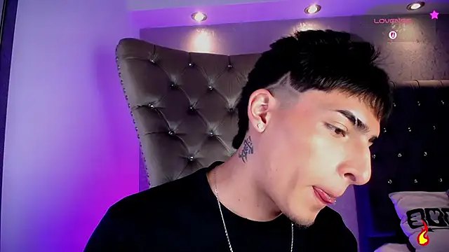 Snapshot of MateoMitchell chatting on February 25, 4:33 am MateoMitchell online show from February 25, 4:33 am