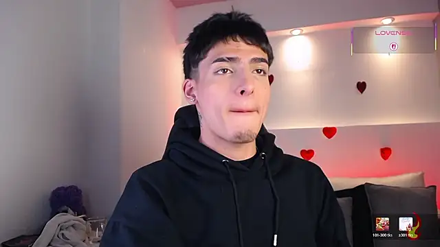 Snapshot of MateoMitchell chatting on March 3, 5:24 am MateoMitchell online show from March 3, 5:24 am