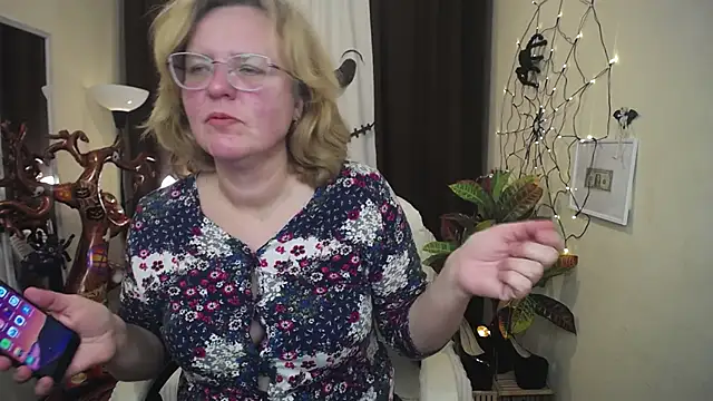 VestaWoody online show from October 11, 12:15 pm