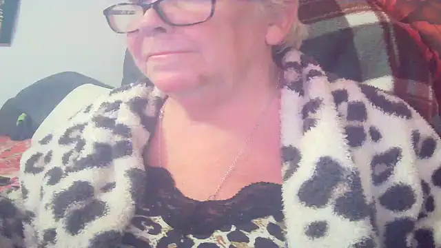 Snapshot of Playful_MILF_Demi chatting on April 28, 7:30 pm Playful MILF Demi online show from April 28, 7:30 pm