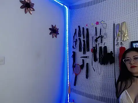 Aron and Queen Annie online show from December 3, 9:46 pm